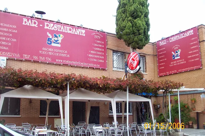 Fachada y terraza del Restaurante Los 5 Niños en San Fernando de Henares